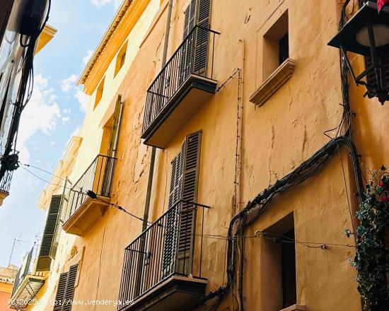  Edificio de tres viviendas o triplex en Plaza de Cort - BALEARES 