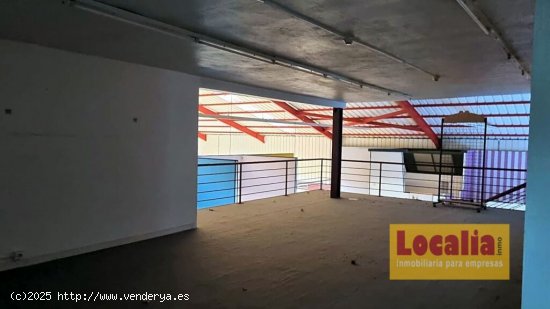 Nave comercial de 1500 m² y aparcamiento de 2000 m² en Guarnizo, Cantabria.