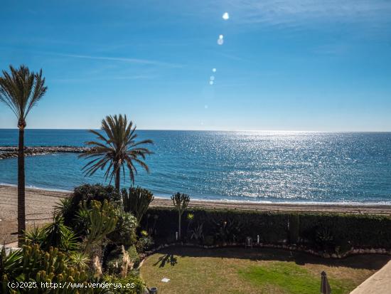 Espectacular apartamento en la primera linea de la playa en Urb. Herradura, Puerto Banus - MALAGA