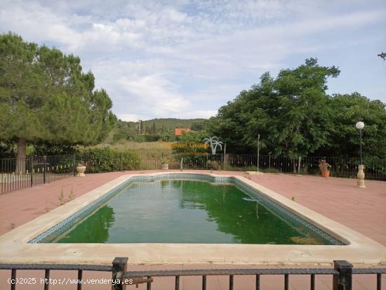 CASA DE CAMPO EN PARCELA CON PISCINA - ALICANTE