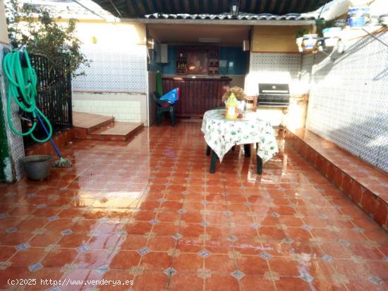 CASA CON COCHERA EN EL CENTRO DE PUEBLONUEVO - CORDOBA