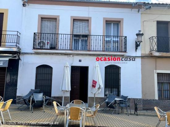 CASA DE 2 PLANTAS UBICADA EN LA PLAZA EULOGIO PAZ - CORDOBA