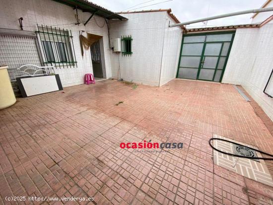 CASA CON COCHERA Y TEJADO NUEVO - CORDOBA