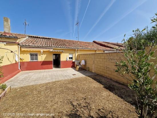 SE VENDE CASA EN MATANZA, DOS PLANTAS, COCHERA, COCINA DE VERANO Y AMPLIO PATIO. - LEON