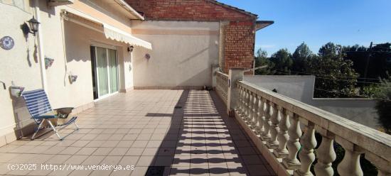  CASA SEMINUEVA CON JARDIN EN AVINO - BARCELONA 