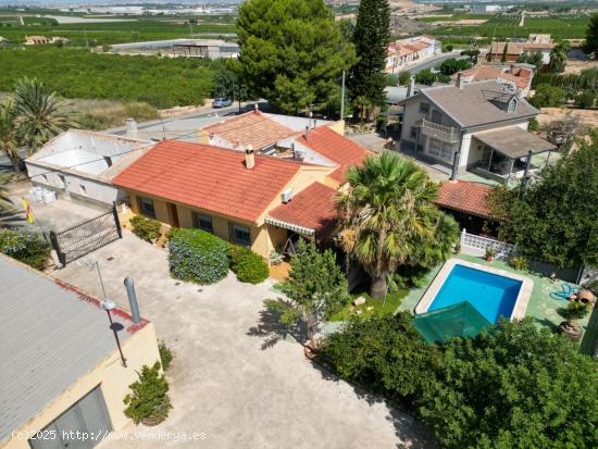 CASA DE CAMPO CON UNA PARCELA DE 10.000M2 - ALICANTE