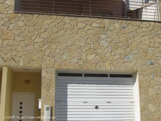 CASA ADOSADA DE 4 HABITACIONES CON GRAN ALMACEN - TARRAGONA