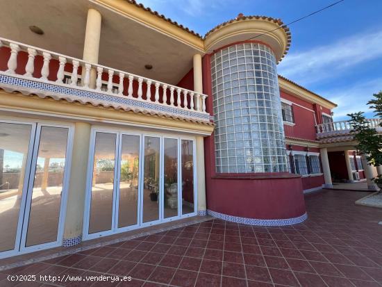 VILLA EN TORRETA FLORIDA CON 1600 M2 DE PARCELA. 6 DORM. 4 BAÑOS. - ALICANTE