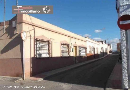 Chalet adosado en venta en Calle Vinca - ALMERIA