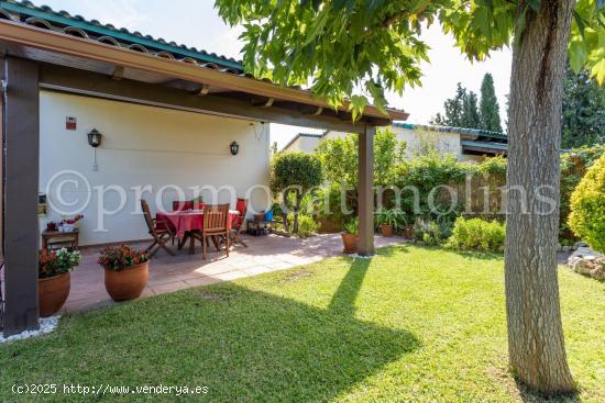 CASA A CUATRO VIENTOS CON JARDÍN Y PISCINA - BARCELONA