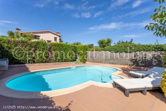 CASA A CUATRO VIENTOS CON JARDÍN Y PISCINA - BARCELONA