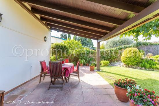 CASA A CUATRO VIENTOS CON JARDÍN Y PISCINA - BARCELONA