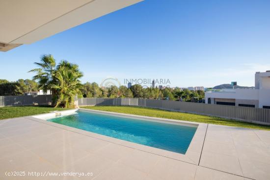 Promoción de obra nueva en Sierra Cortina: villas independientes con piscina privada. - ALICANTE