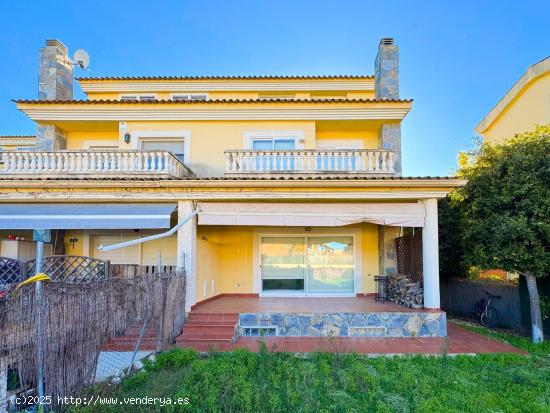 n el corazón de Vilafortuny en Cambrils, este chalet adosado a tres vientos - TARRAGONA