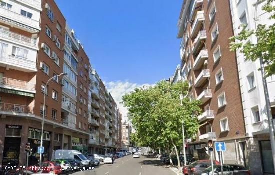 Piso de 6 dormitorios 3 baños  en Reina Mercedes - MADRID