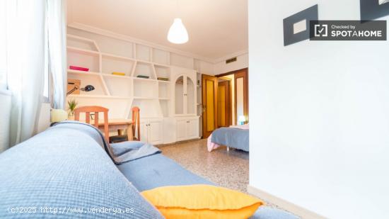 Habitación 1 con cama doble y balcón - VALENCIA