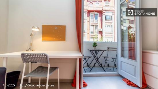 Habitación amueblada con balcón en apartamento de 5 dormitorios, Eixample. - VALENCIA