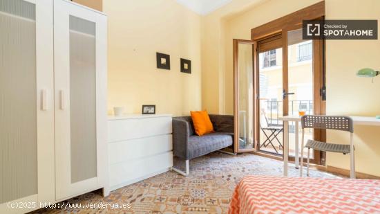 Habitación amueblada con balcón en apartamento de 5 dormitorios, Eixample. - VALENCIA