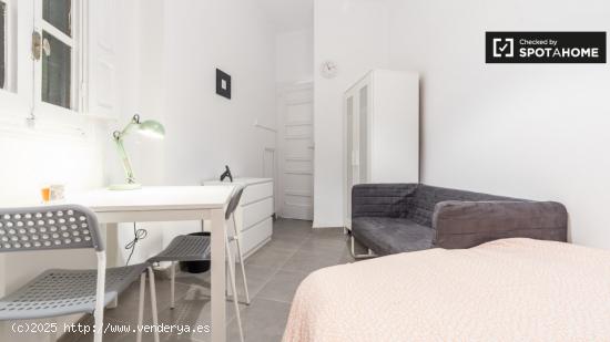 Habitación amueblada con cómoda en un apartamento de 5 dormitorios, Eixampl - VALENCIA