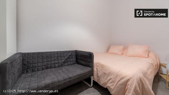 Habitación amueblada con cómoda en un apartamento de 5 dormitorios, Eixampl - VALENCIA