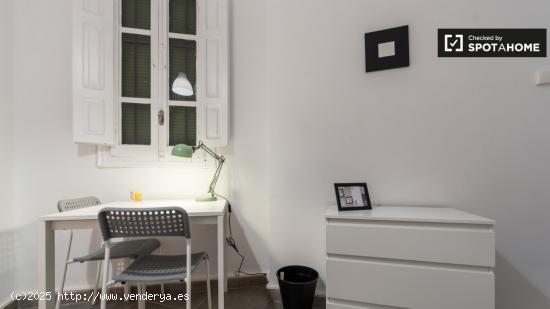 Habitación amueblada con cómoda en un apartamento de 5 dormitorios, Eixampl - VALENCIA