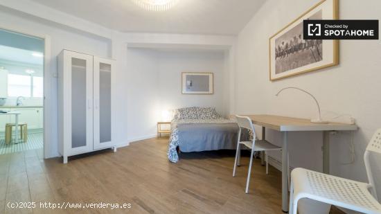 Elegante habitación en un apartamento de 5 dormitorios en L'Eixample - VALENCIA