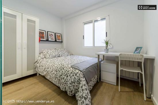  Habitación con baño en un apartamento de 5 dormitorios en L'Eixample - VALENCIA 