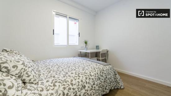 Habitación con baño en un apartamento de 5 dormitorios en L'Eixample - VALENCIA