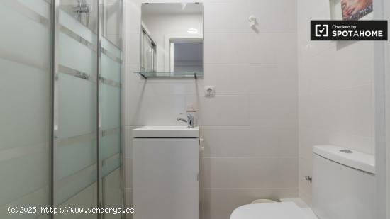 Habitación con baño en un apartamento de 5 dormitorios en L'Eixample - VALENCIA