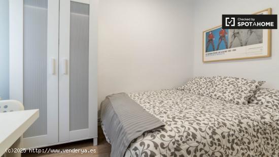 Acogedora habitación en un apartamento de 5 dormitorios en L'Eixample - VALENCIA