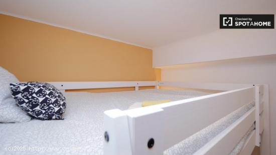 Colorida habitación en alquiler en un apartamento de 4 dormitorios en L'Eixample - BARCELONA