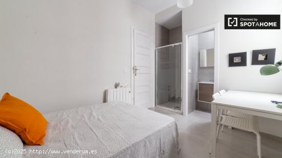 Habitación renovada en alquiler en un apartamento de 5 dormitorios en L'Eixample - VALENCIA