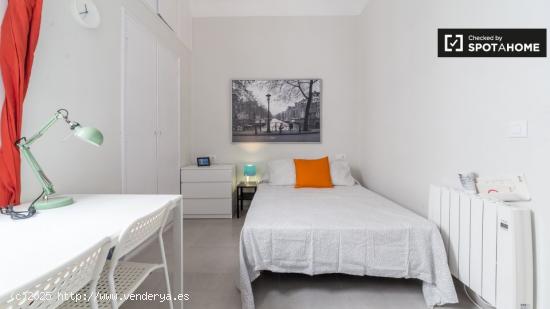 Habitación renovada en alquiler en un apartamento de 5 dormitorios en L'Eixample - VALENCIA