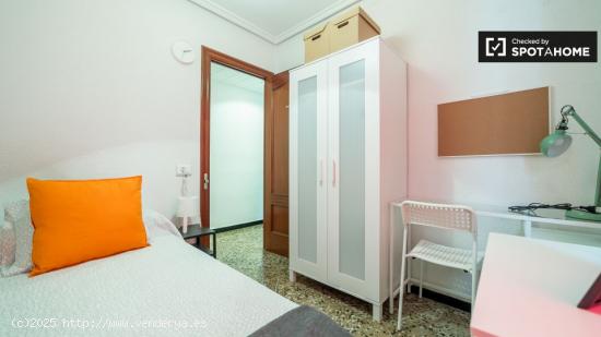 Acogedora habitación en apartamento de 5 dormitorios en Quatre Carreres - VALENCIA