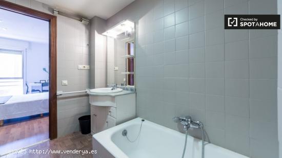 Habitación con baño en alquiler en un apartamento de 5 dormitorios en Ciutat Vella - VALENCIA