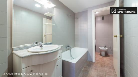 Habitación con baño en alquiler en un apartamento de 5 dormitorios en Ciutat Vella - VALENCIA