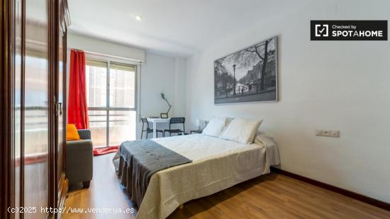 Habitación con baño en alquiler en un apartamento de 5 dormitorios en Ciutat Vella - VALENCIA