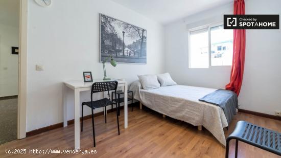 Cómoda habitación en alquiler en apartamento de 5 dormitorios en Ciutat Vella - VALENCIA