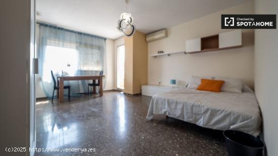 Se alquila habitación con cama matrimonial en apartamento de 4 habitaciones. - VALENCIA