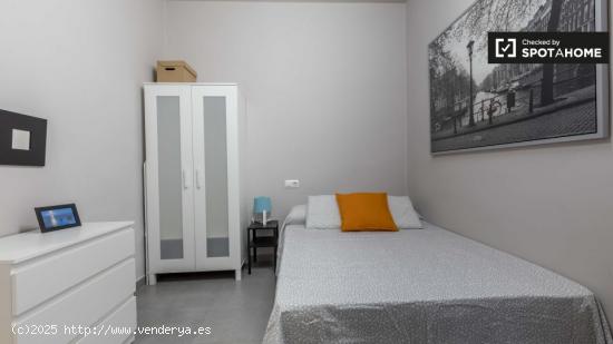 Acogedora habitación en un apartamento de 5 dormitorios en L'Eixample - VALENCIA