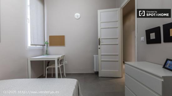 Acogedora habitación en un apartamento de 5 dormitorios en L'Eixample - VALENCIA