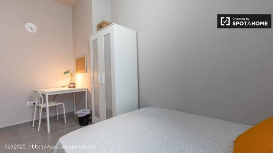 Amplia habitación en un apartamento de 5 dormitorios en L'Eixample - VALENCIA