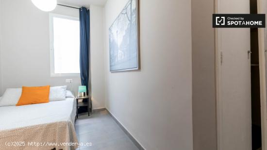 Amplia habitación en un apartamento de 5 dormitorios en L'Eixample - VALENCIA