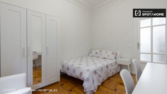 Se alquila habitación amueblada en piso de 5 dormitorios en centro. - MADRID