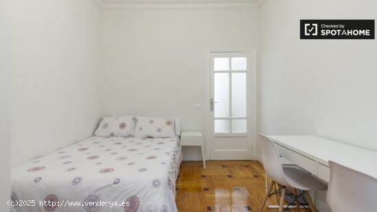 Se alquila habitación amueblada en piso de 5 dormitorios en centro. - MADRID