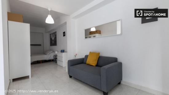 Habitación luminosa en alquiler en apartamento de 5 dormitorios en Benimaclet - VALENCIA