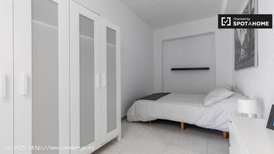 Habitación luminosa en alquiler en apartamento de 5 dormitorios en Benimaclet - VALENCIA