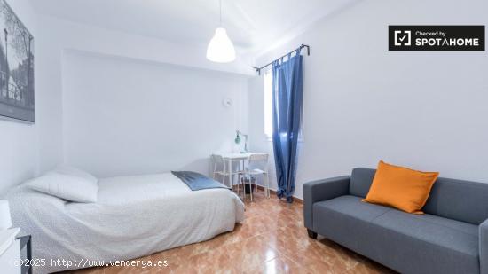 Elegante habitación en alquiler en apartamento de 4 dormitorios en El Cabanyal - VALENCIA