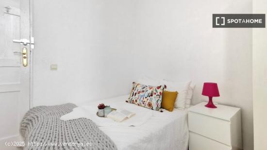 Encantadora habitación en alquiler en un apartamento de 7 dormitorios en La Latina - MADRID