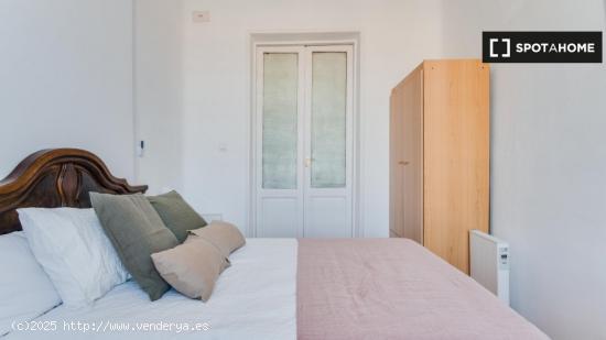 ¡Habitaciones en alquiler en un apartamento de 5 habitaciones en Madrid! - MADRID